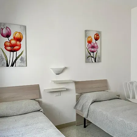 Casa Ermes - Piano Terra Indipendente Fronte Spiaggia, Ampio Spazio Esterno Attrezzato