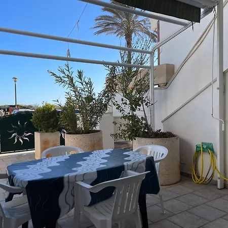 Casa Ermes - Piano Terra Indipendente Fronte Spiaggia, Ampio Spazio Esterno Attrezzato *