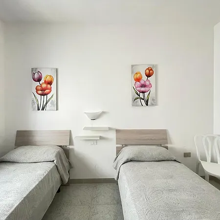 Casa Ermes - Piano Terra Indipendente Fronte Spiaggia, Ampio Spazio Esterno Attrezzato